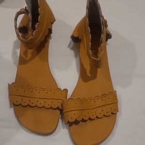 ELF Scalloped Strap Flat Sandals Saddle Leather Womens 10 GUC